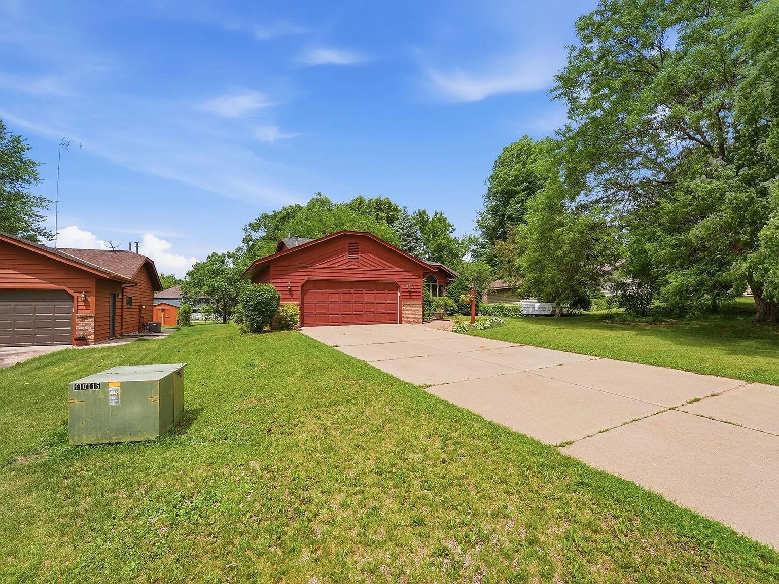 3 bed, 2.0 bath, 2336 sqft, $2,100 — Photo 3