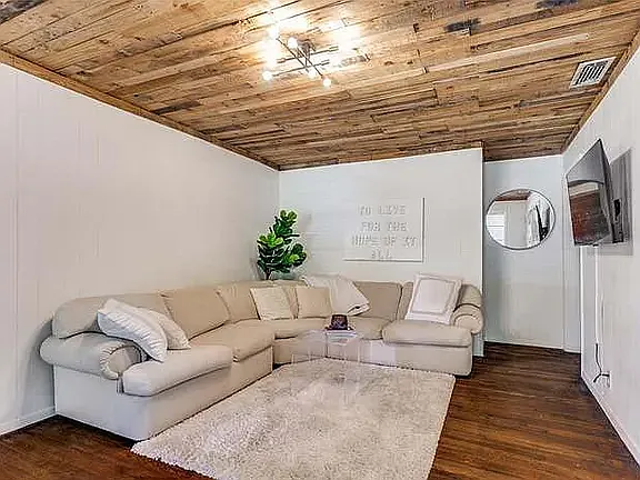 2 bed, 900 sqft, $1,950 — Photo 3