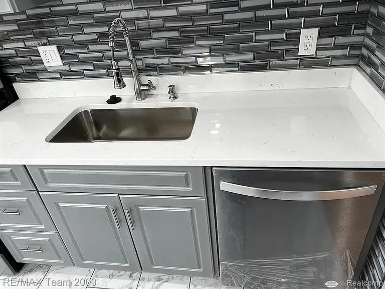 6577 N Lafayette St — Photo 10