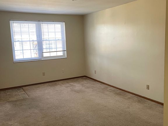 3rd image of 121 Georgetown Dr APT C