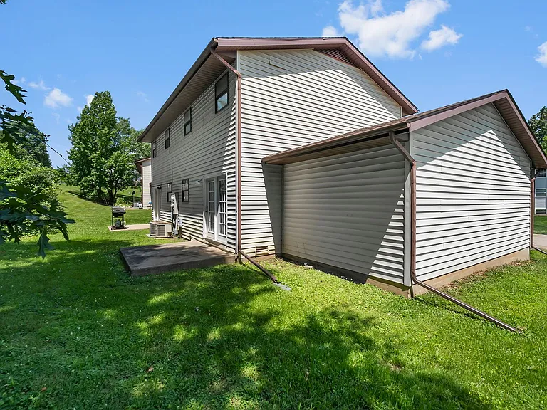 2563 Lisa Dr — Photo 17