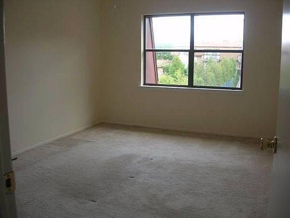 4th image of 1218 N Oaks Blvd