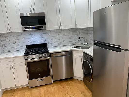 Rented by Salon Realty Corp | media 7