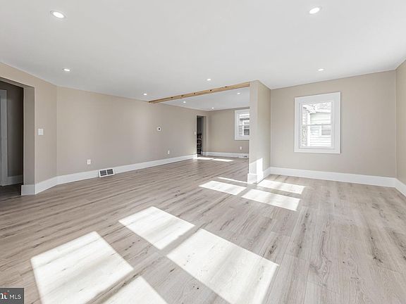 3rd image of 581 N Broadway