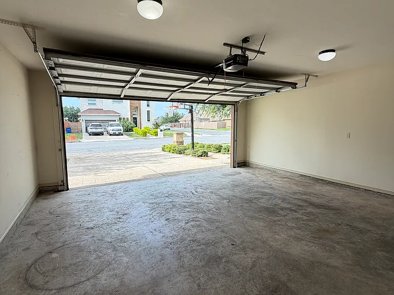3901 Thunderbird Ave — Photo 13