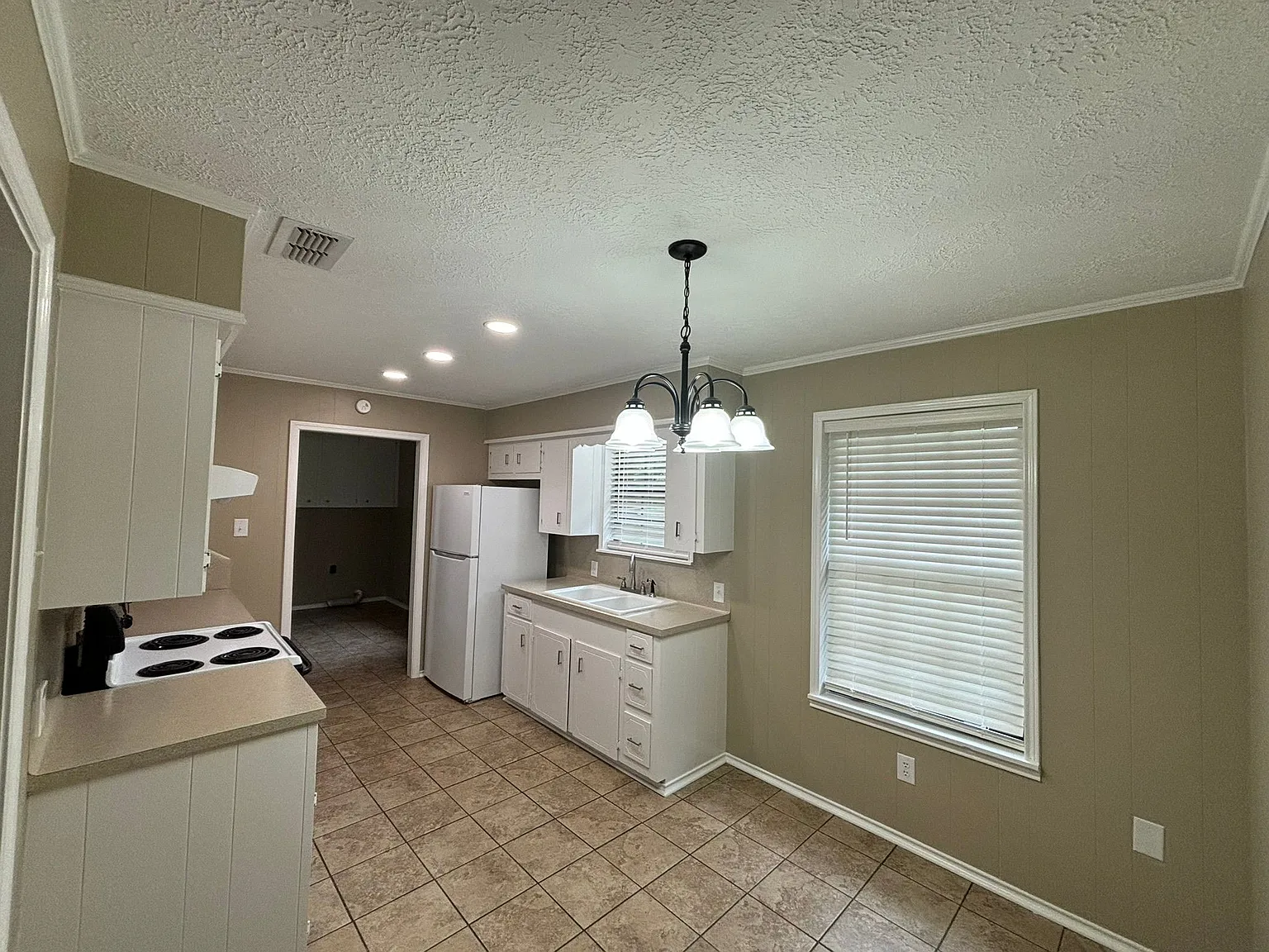 3 bed, 1.0 bath, 1200 sqft, $1,350 — Photo 4