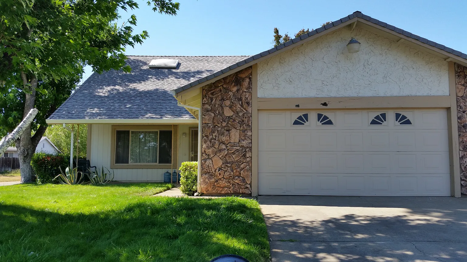 10121 Country Way photo 1