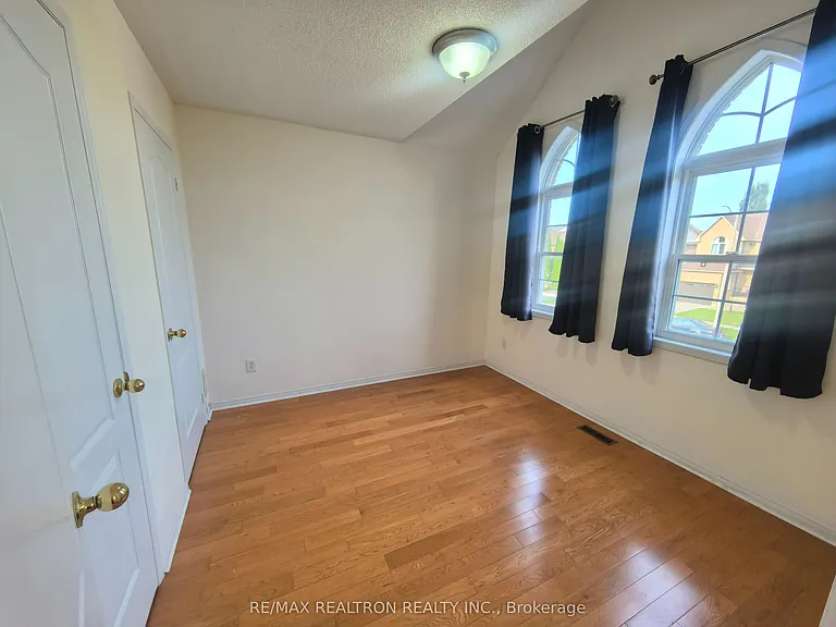 18 Nantucket Dr #MAIN 2ND FLOOR — Photo 32