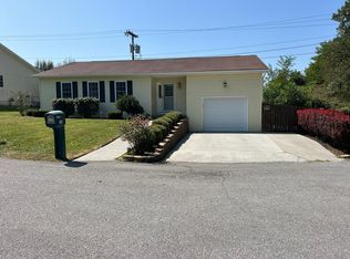 305 Village Dr, Lewisburg, WV 24901