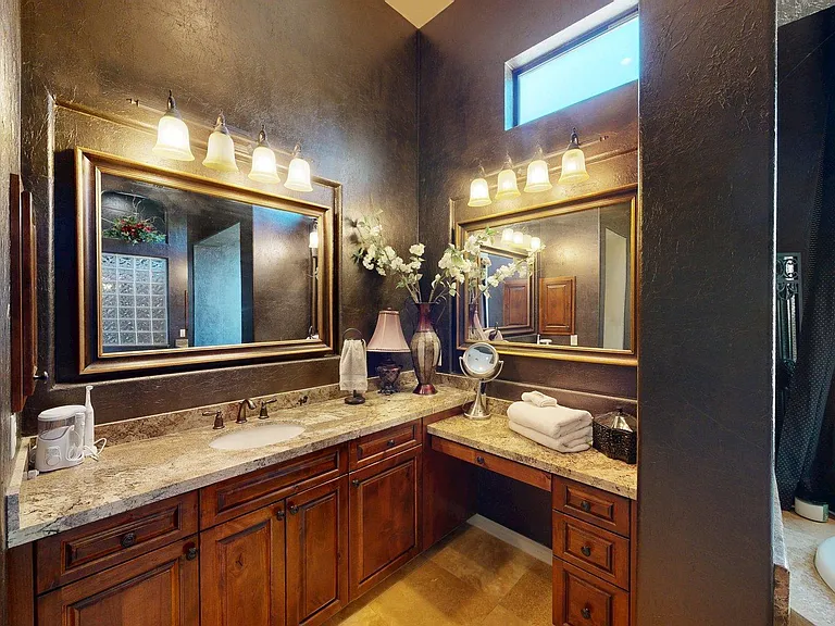 8724 E Regina Cir — Photo 27