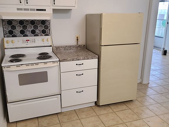 3rd image of 2206 1/2 Pembroke Ave