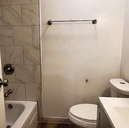 4th image of 430 N San Pablo Ave #102