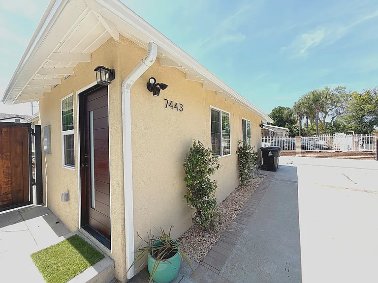 7443 Penfield Ave — Photo 12
