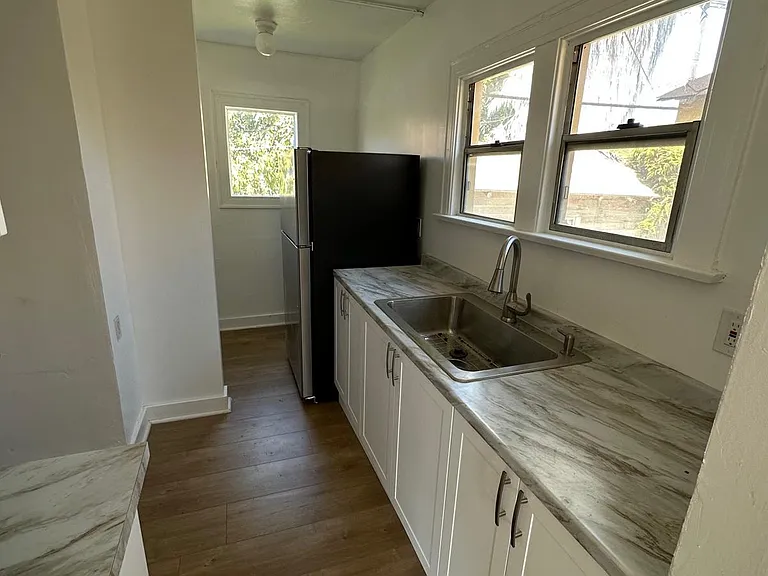 849 W 48th St #2 — Photo 7