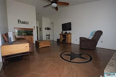 4th image of 710 Twin Oaks Dr
