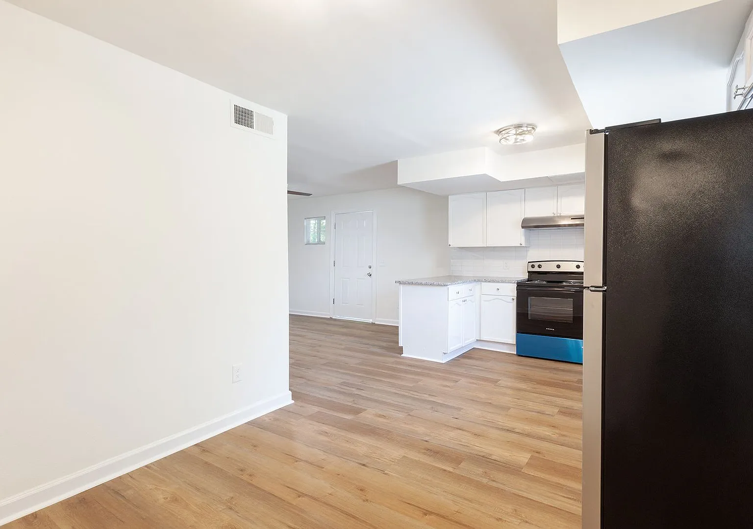 Beautiful, Fully Renovated 1bd/1ba Unit w/ Rear Deck in Ideal Smyrna Location! — Photo 4