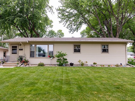 4th image of 2926 Edgewood Dr N