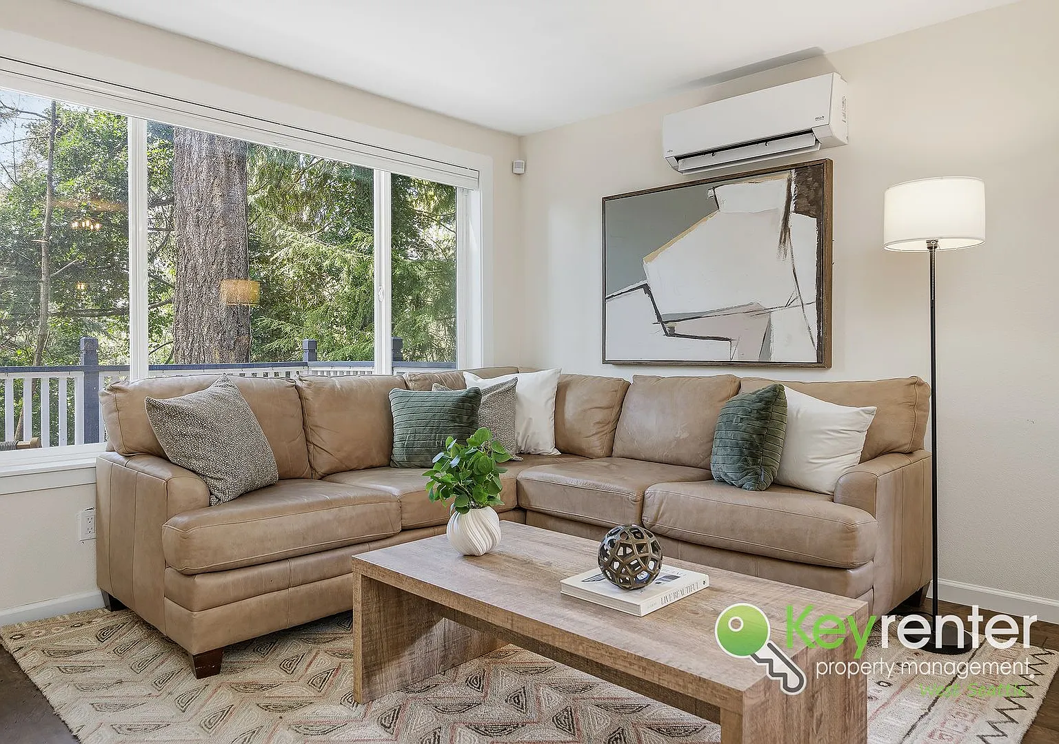 Stylish Two Bedroom Home with Balcony and Deck — Photo 4