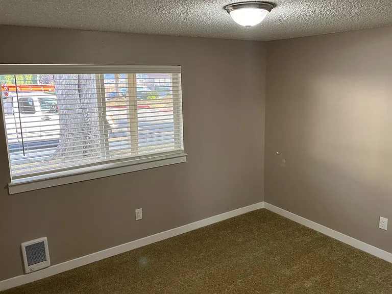 Sunset East Apartments — Photo 19