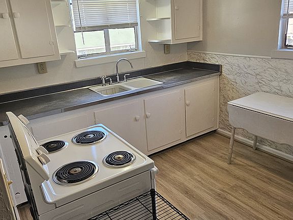 4th image of 2009 1/2 D St APT B