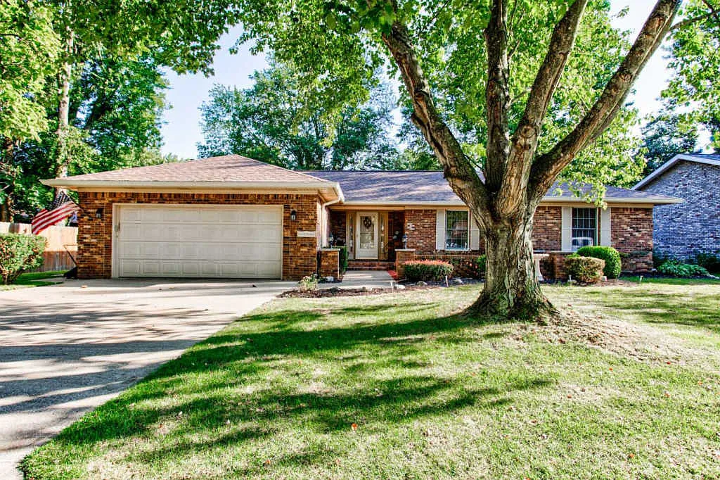 2611 Deerfield Dr photo 1