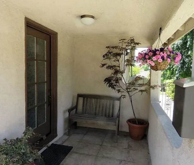 968 E Howard St — Photo 3