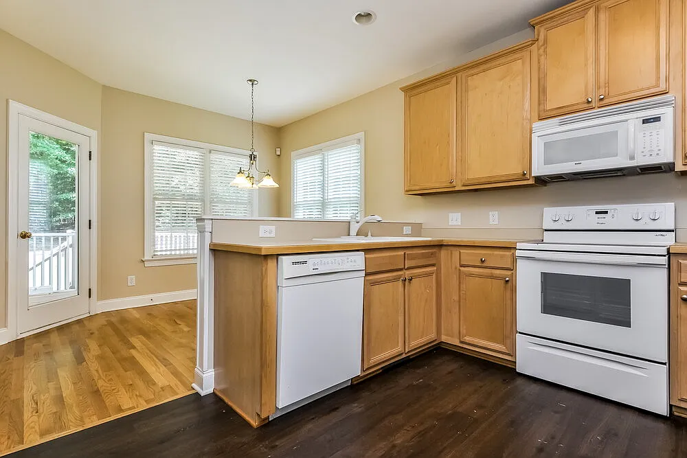 3 bed, 2.5 bath, 2100 sqft, $3,250 — Photo 4