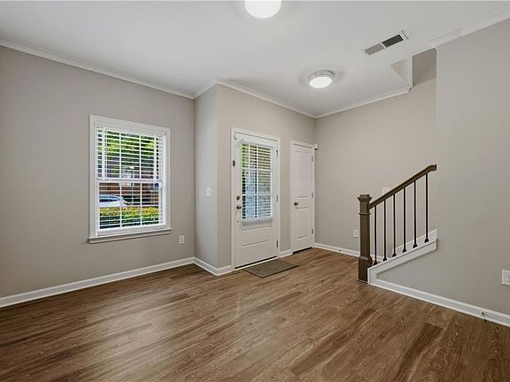 5th image of 633 Broadview Pl NE