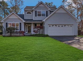 70 Gull Dip Rd, Ridge, NY 11961