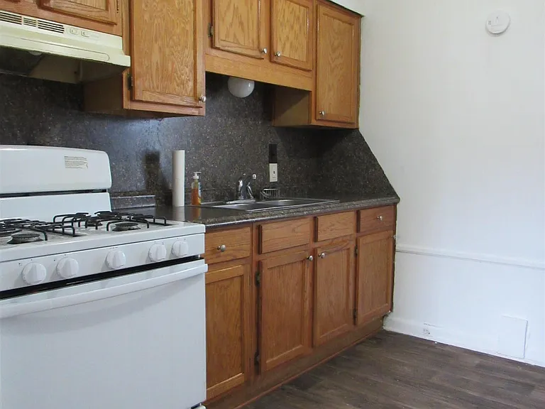 613 Hamburg St — Photo 9