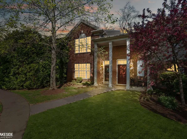 1649 Deepwood Cir, Rochester, MI 48307