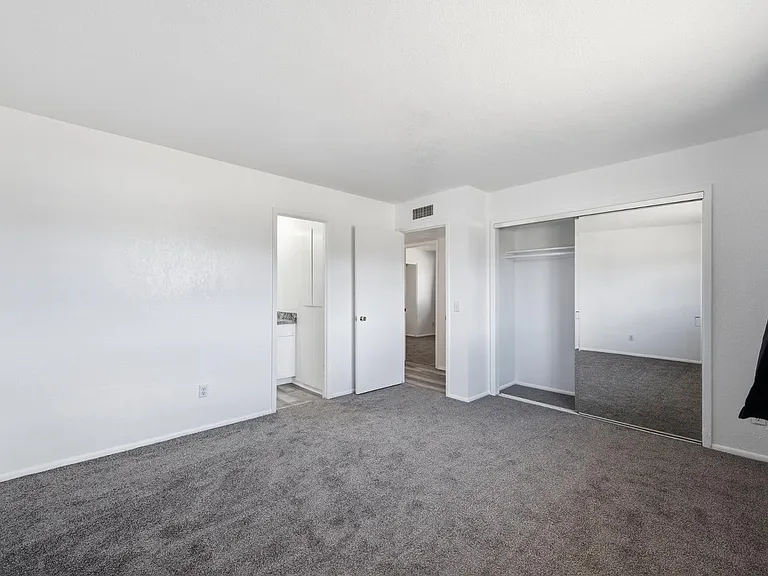 124 E Minton Dr — Photo 8