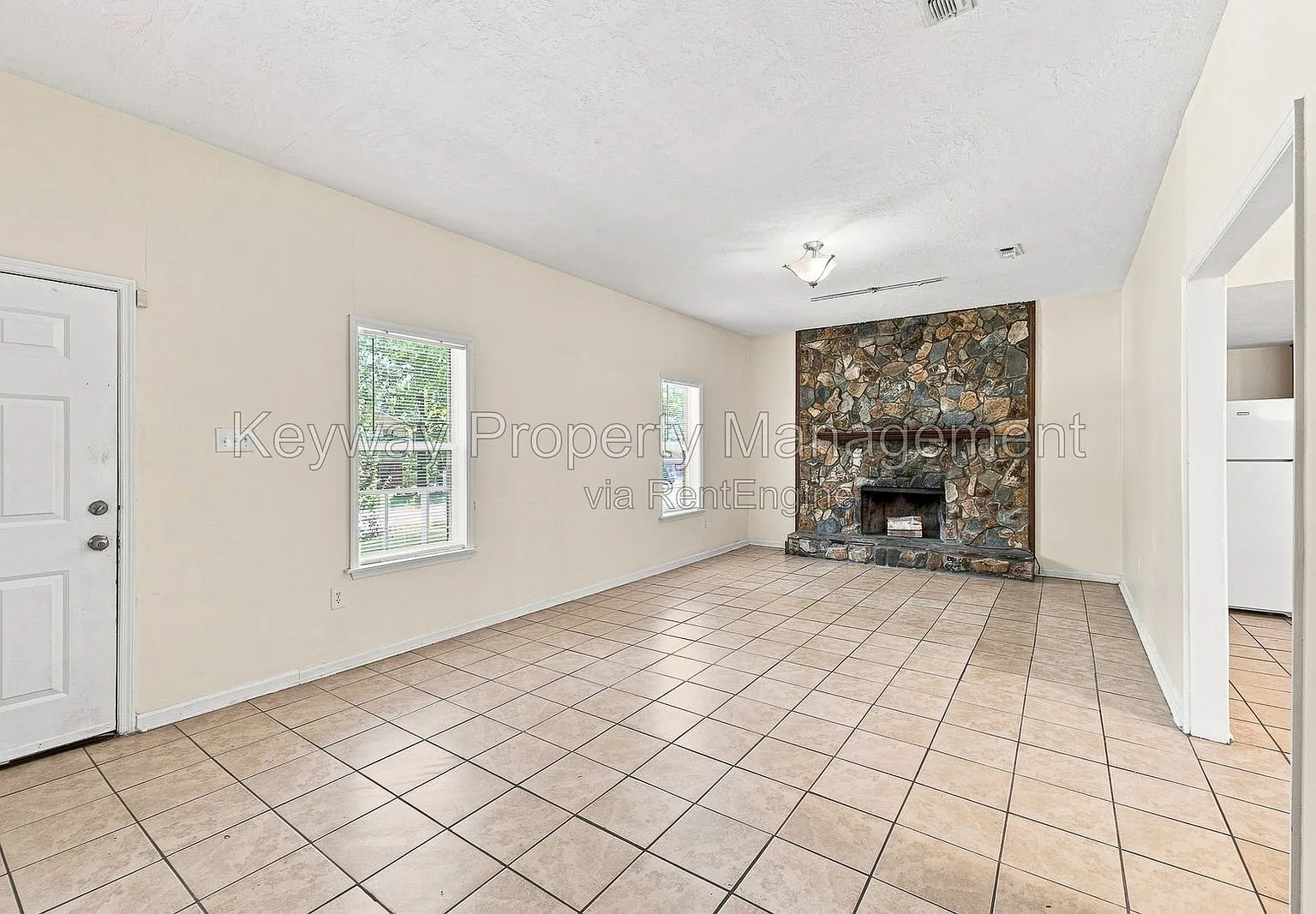 3 bed, 2.0 bath, 1585 sqft, $1,535 — Photo 2