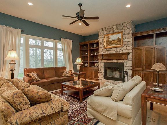 Great Room w/ Gas Fireplace