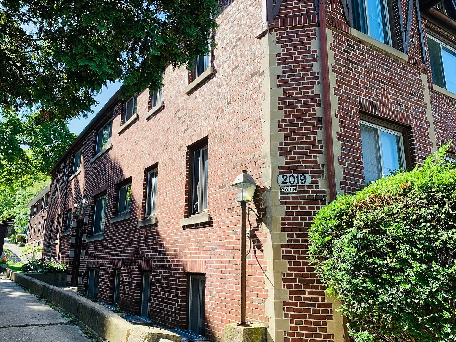 2019 University Ave — Photo 3