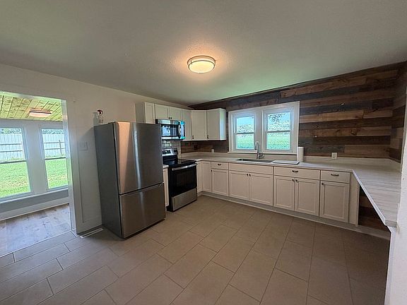 3rd image of 602 Wright St