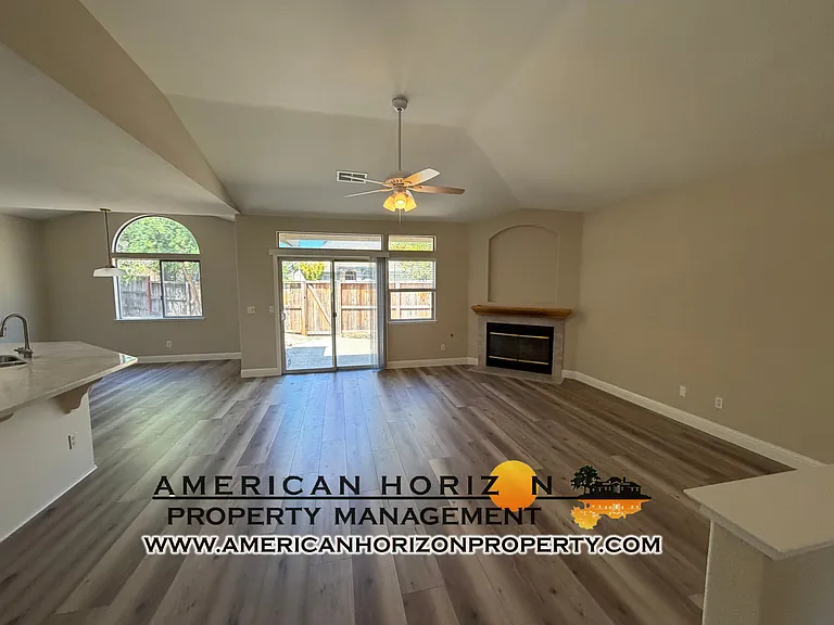 401 Cromwell Ct — Photo 4