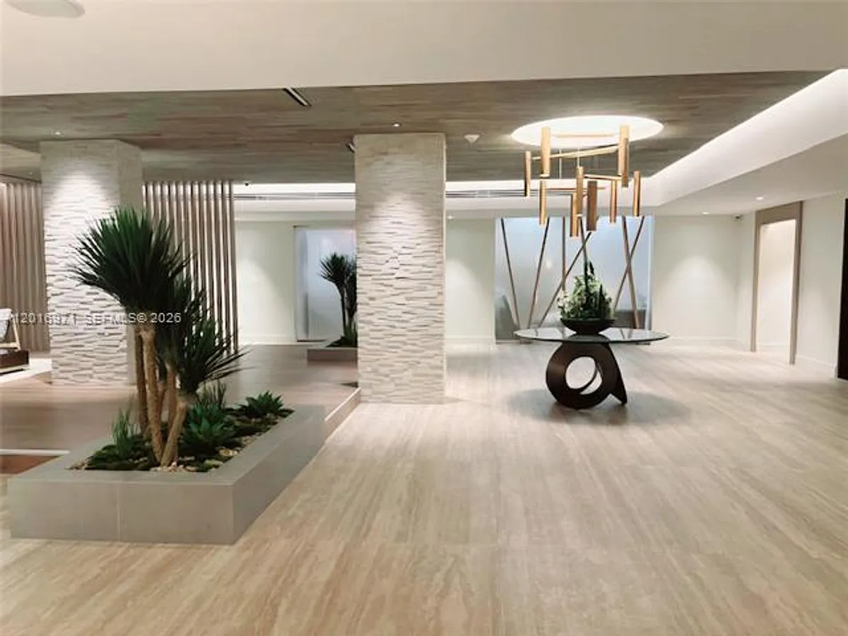 Building Photo - 2301 Collins Ave #528