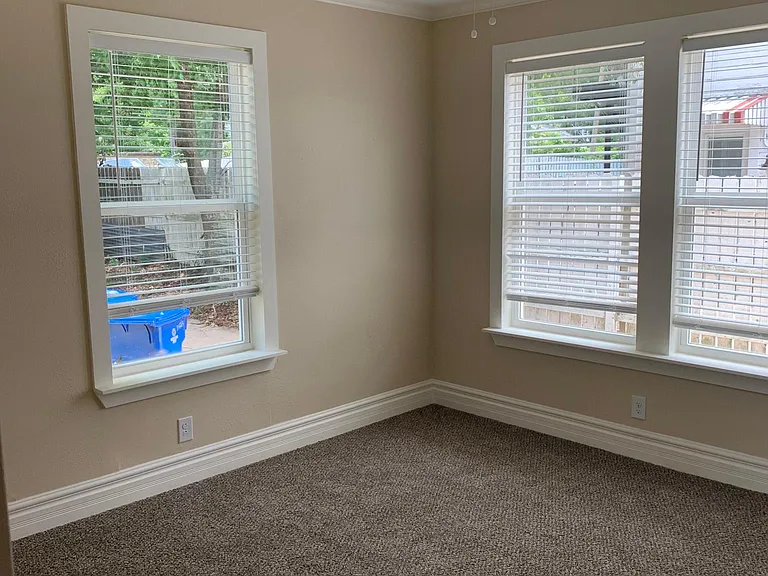 950 Linden St — Photo 11