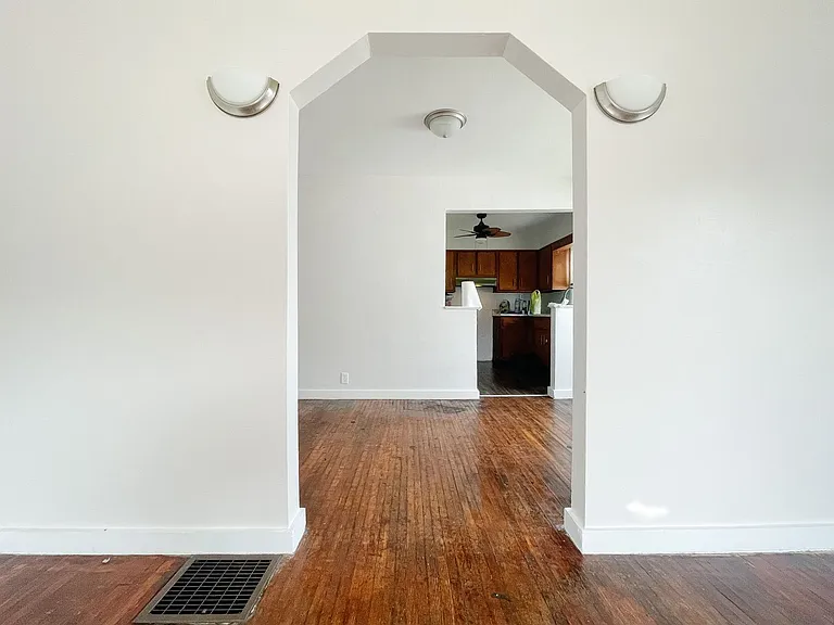 2320 Plum St — Photo 2
