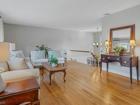 5th image of 51 Spring Garden Dr