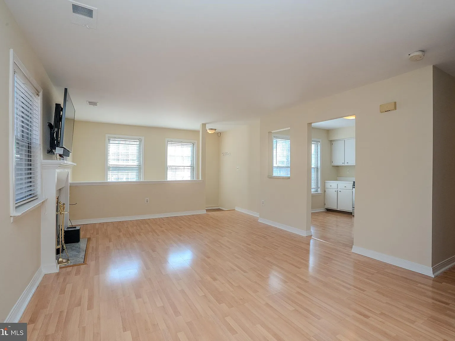 2 bed, 1.5 bath, 1131 sqft, $2,400 — Photo 4