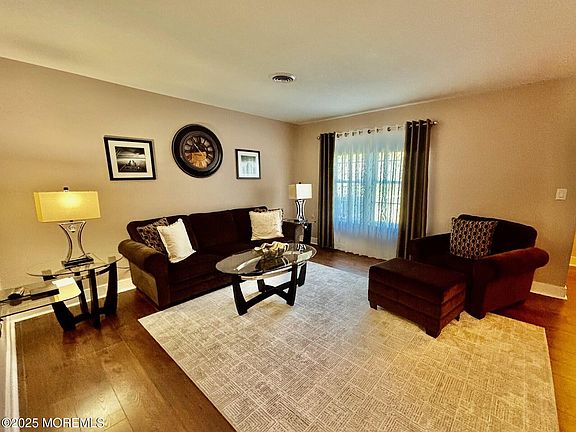 5th image of 209 Lexington Drive