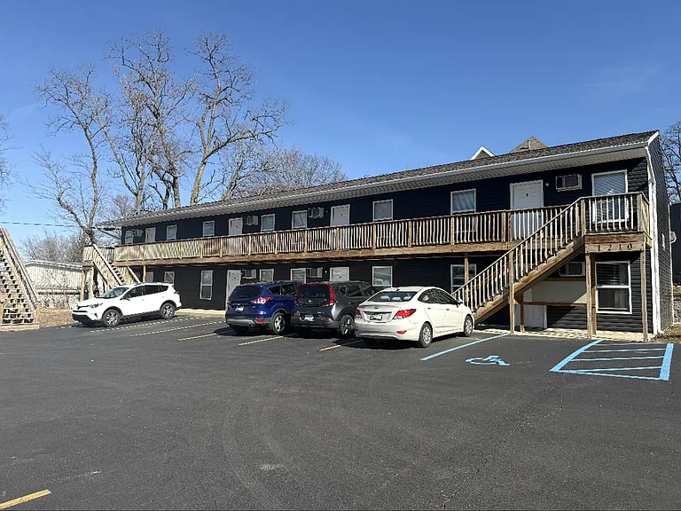 1210 Main St — Photo 2