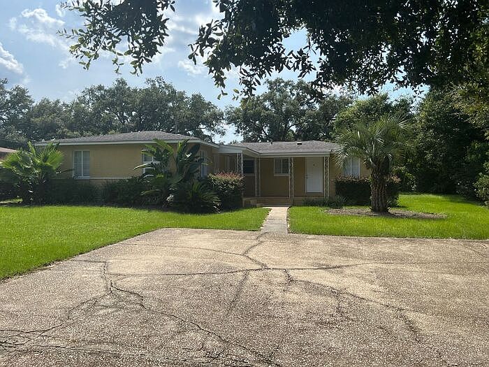 1st image of 205 Holmes Dr Unit B