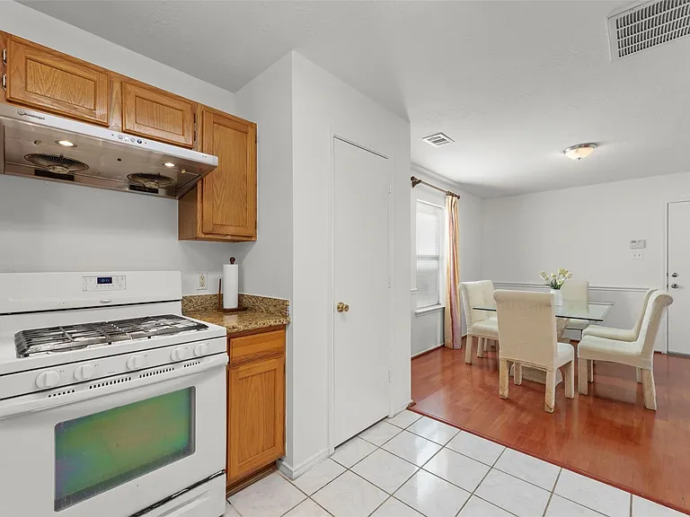 8252 Golf Green Cir — Photo 10