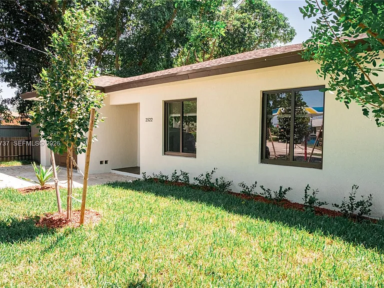 2522 NW 9th Pl — Photo 3