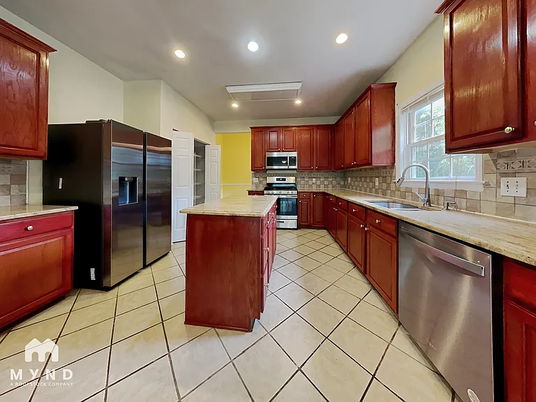 1085 Vauxhall Dr — Photo 5