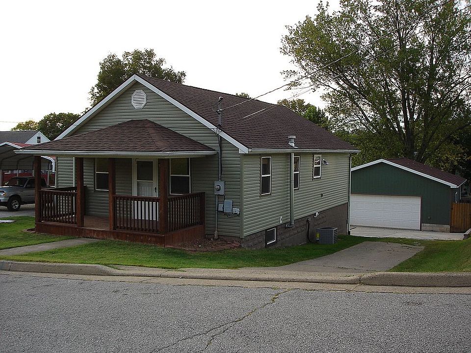 1st image of 910 Hillcrest St