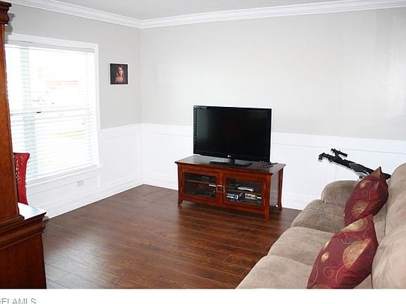 3rd image of 2200 NE 10th Ave
